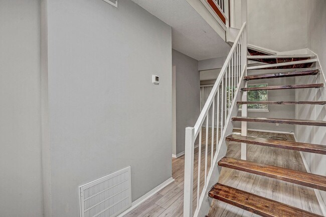 Foto del edificio - AVAILABLE NOW!! 2 Bedroom 2.5 Bathroom Townhome - Furnished!