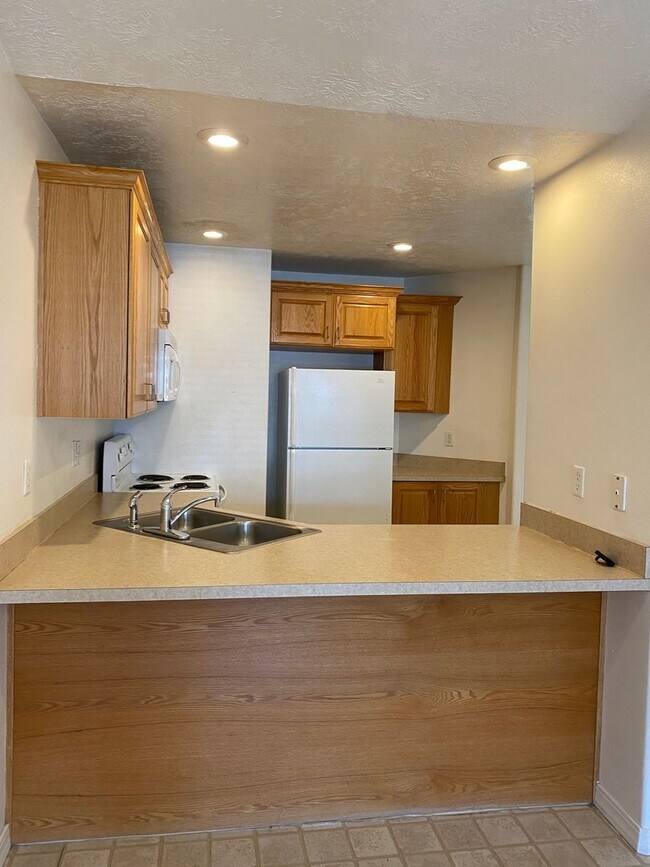 Foto del edificio - 2 Bed, 1 Bath Rocky Mountain Townhome w/ Garage & In-Unit Laundry