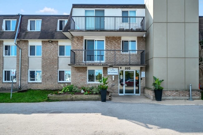 Photo du bâtiment - 16th Street Apartments