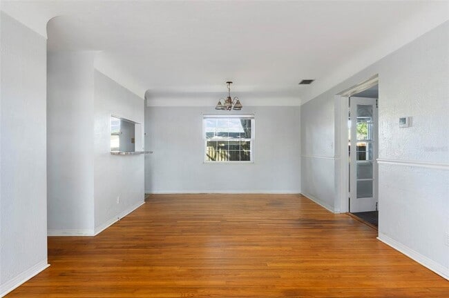 Foto del edificio - 2900 Leslee Lake Dr N