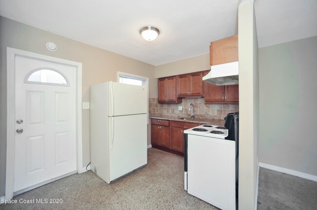 Building Photo - 1420 Avocado Ave