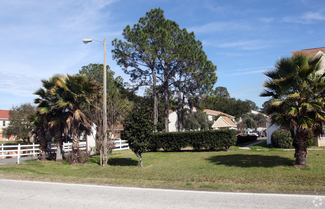 Building Photo - Lake Walden Town Homes