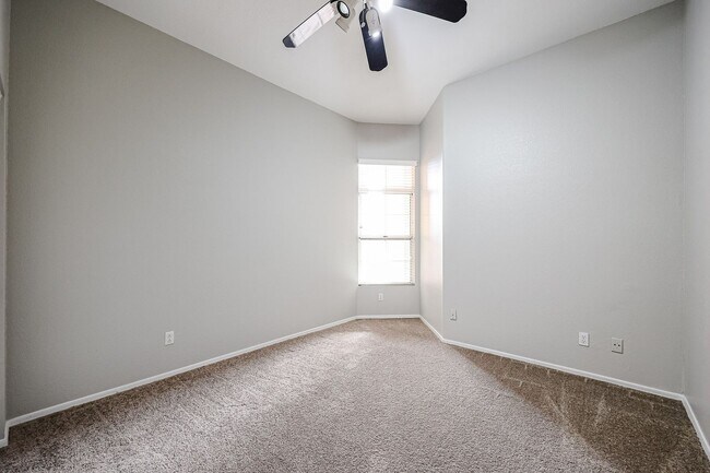 Foto del edificio - 4 BED, 3 BATH, 2000+ SFT WITH POOL IN GILBERT,AZ