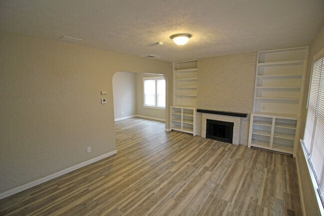 Building Photo - Charming Single-Family Home in Dayton!