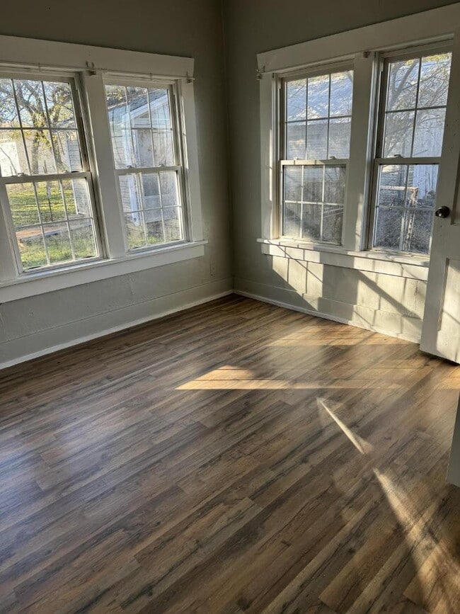 Building Photo - 835 E Walnut St