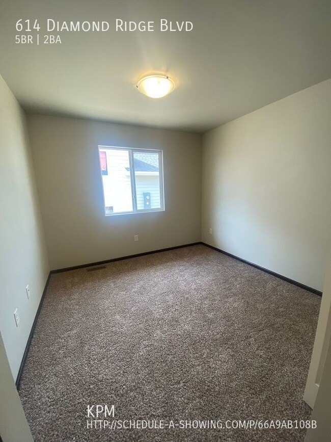 Building Photo - 5 BED | 2 BATH | DOUBLE GARAGE | BRAND-NEW...