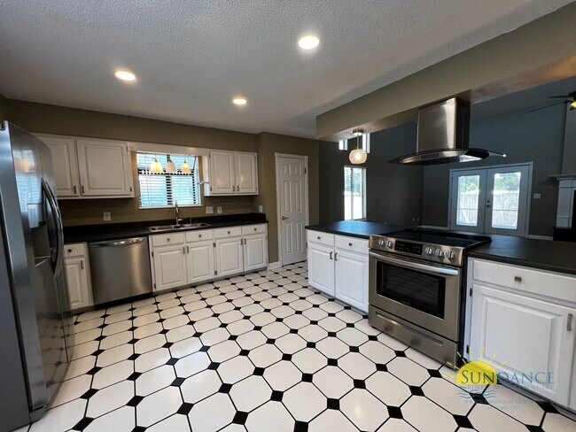 Building Photo - Beautiful 3 Bedroom Shalimar Home with In-...
