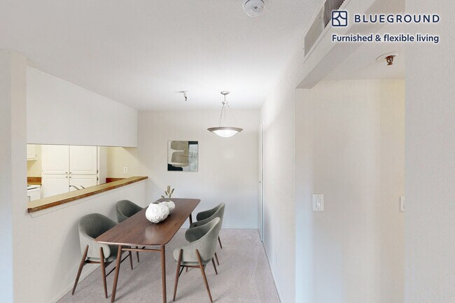 Foto del edificio - 121 Roble Rd