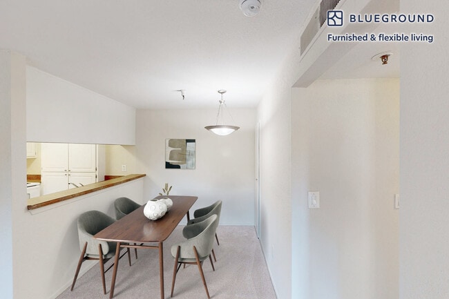 Foto del edificio - 121 Roble Rd