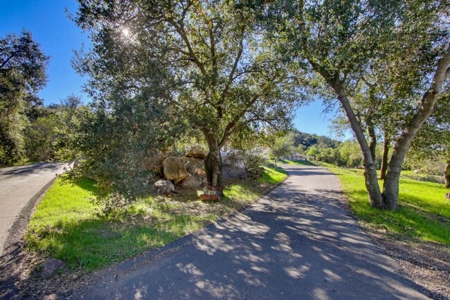 Building Photo - Stunning 4bed 2.5 bath 3088sqft home