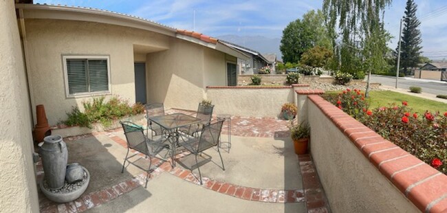 Foto del edificio - A rare lease opportunity in the sought-aft...