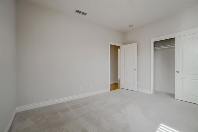 Foto del edificio - CLEAN AND GORGEOUS 4 BEDROOM, 3 BATH, 2 ST...