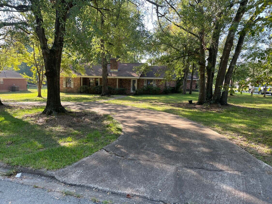 Primary Photo - 183 Heatherwood St