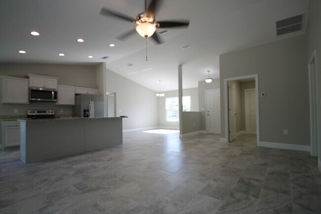 Building Photo - Amazing 3 Bedroom, 2 Bathroom Home in Mari...