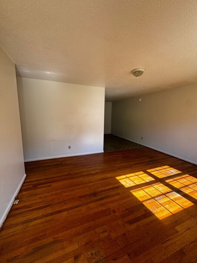 Foto del edificio - 1337 N Lafayette St