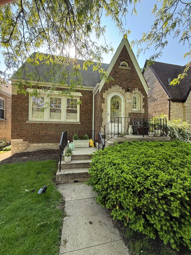 Foto principal - 5266 N La Crosse Ave