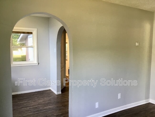 Building Photo - 2215 Cashion Pl