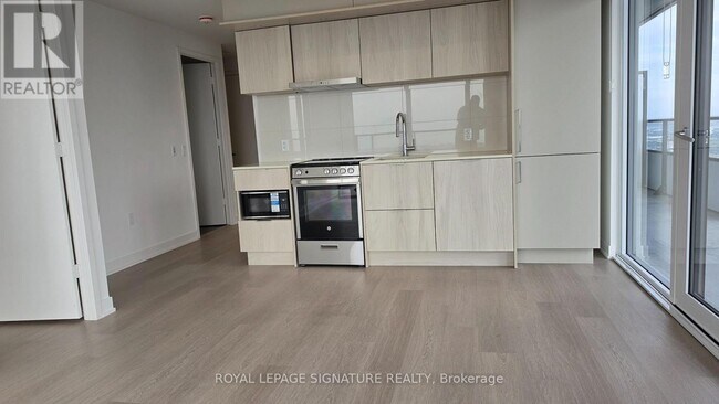 Building Photo - 448 Burnhamthorpe Rd W