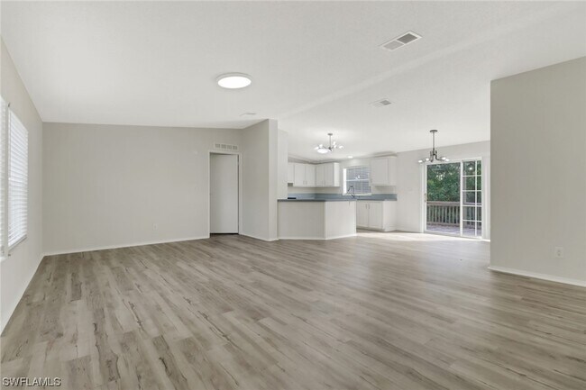 Foto del edificio - 550 Rose Blvd