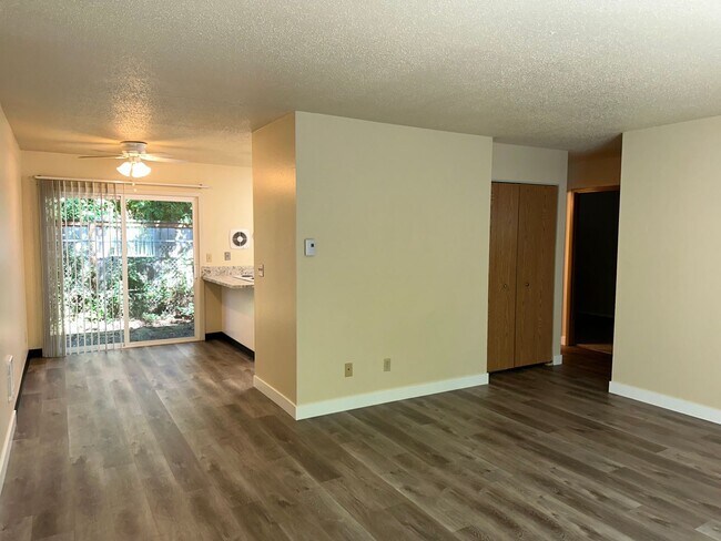 Building Photo - Umatilla Street Duplex