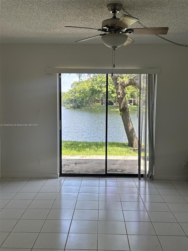 Foto del edificio - 10003 Winding Lake Rd