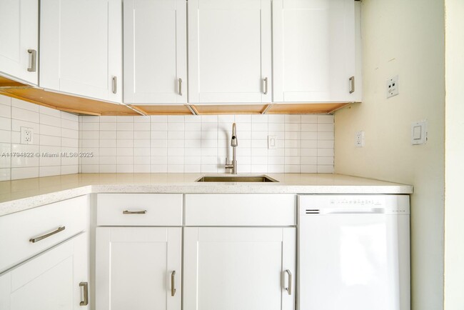 Foto del edificio - 496 NW 165th St