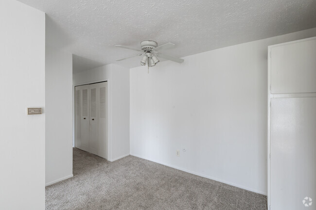 2BR, 1BA - 880SF - Hawthorne Club Apartments