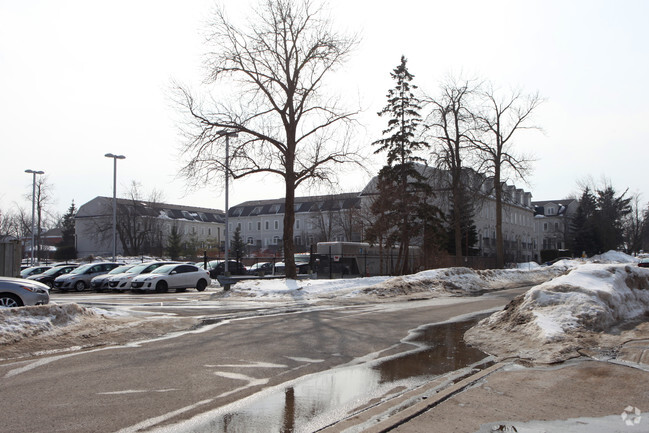 Photo du bâtiment - The Courts of Richmond Hill