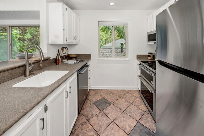 Foto del edificio - Updated 2 bed Downtown Redmond Condo w/Poo...