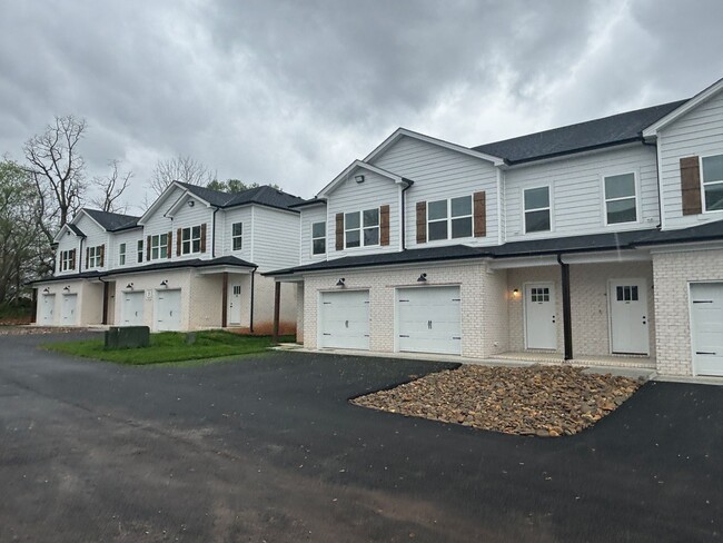 Building Photo - 2 bed, 2.5 bath
