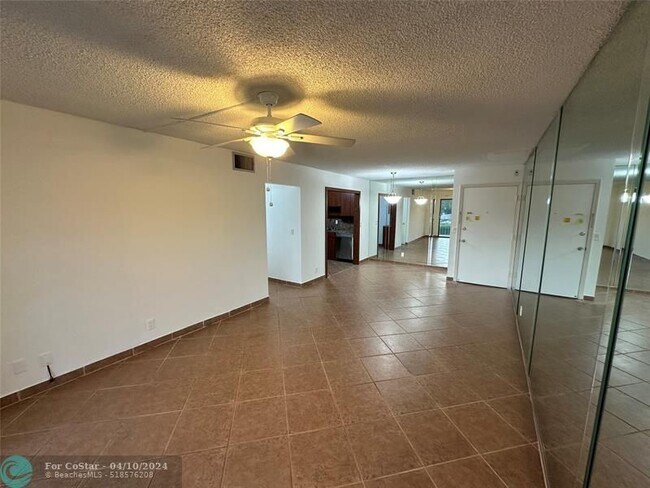 Foto del edificio - 180 Cypress Club Dr