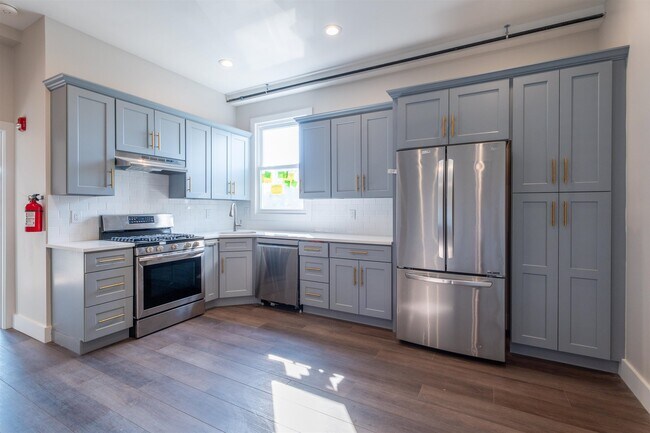Building Photo - 528 Oak Ave