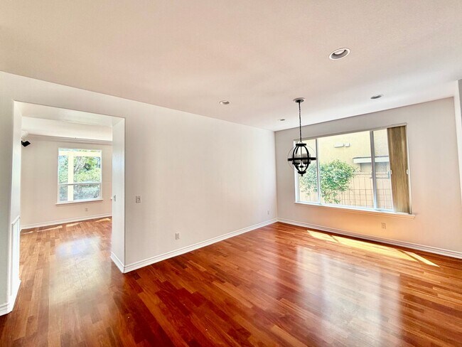 Foto del edificio - Elegant 5 Bedroom Home With Sweeping Staircase and Tons of Space!