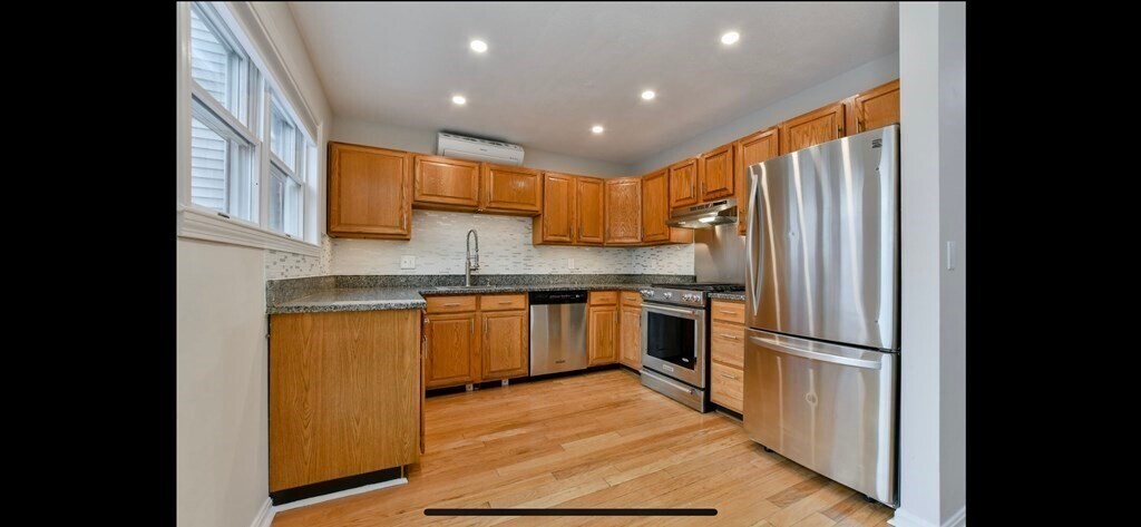 Primary Photo - 451 E 8th St