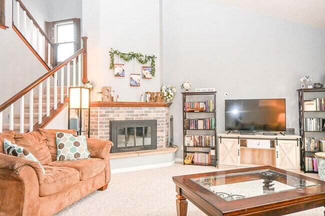 Building Photo - Beautiful updated Townhome! 3 Bedroom 2 1/...