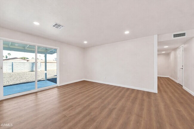 Foto del edificio - 3430 E Poinsettia Dr