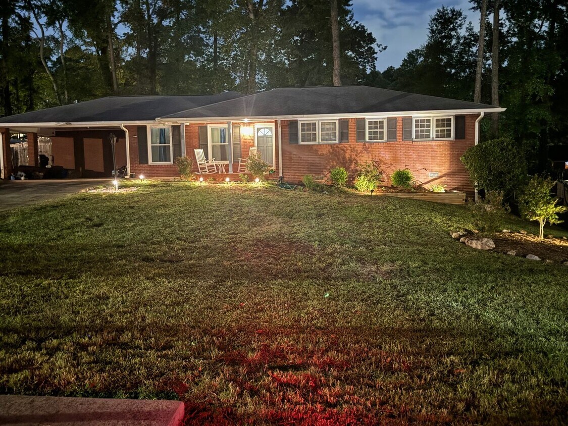 Primary Photo - 4 Bedroom Single Family Home in Atlanta