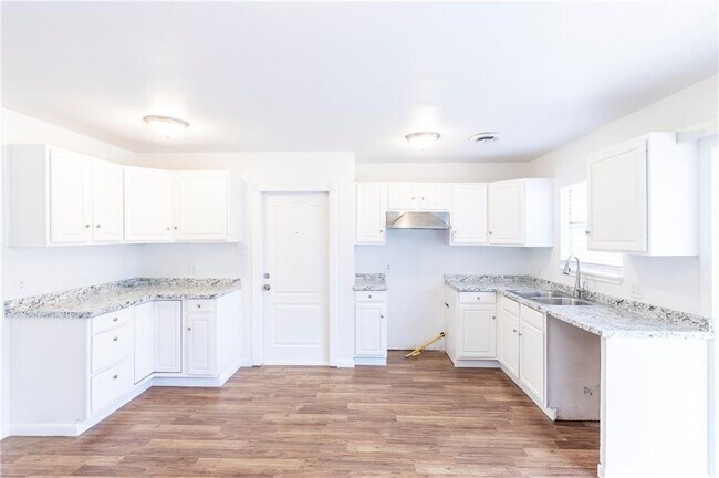 Building Photo - 5201 Periwinkle Path