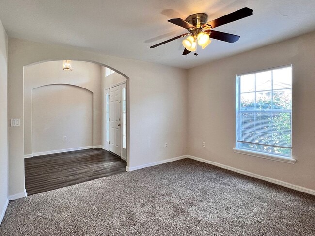 Building Photo - Spacious Three-Bedroom Home in Savannah Estates