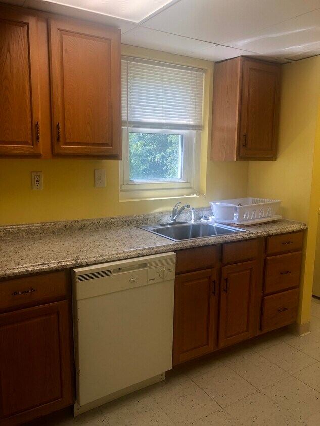 Kitchen appliances - 5501 Auth Rd