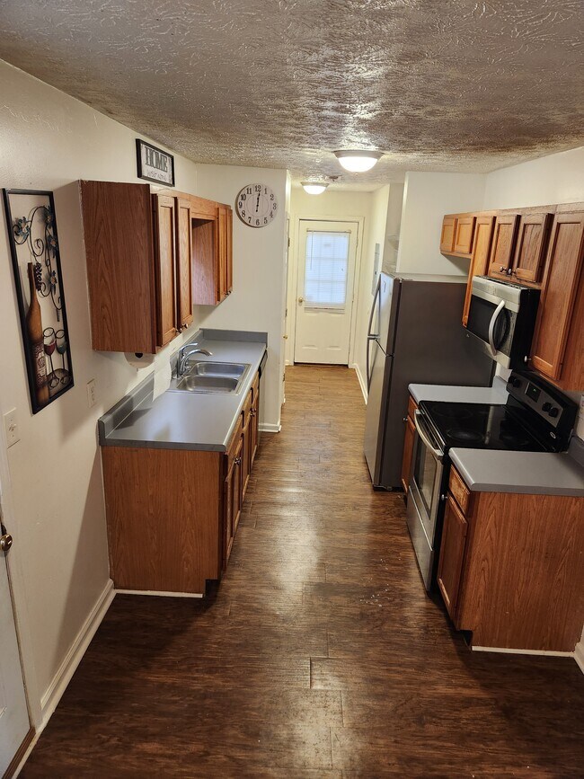 Building Photo - 308 Country Club Dr
