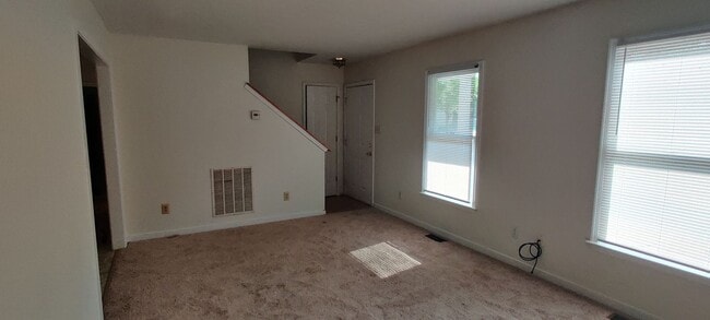 Building Photo - 3 bedroom home with fenced rear yard