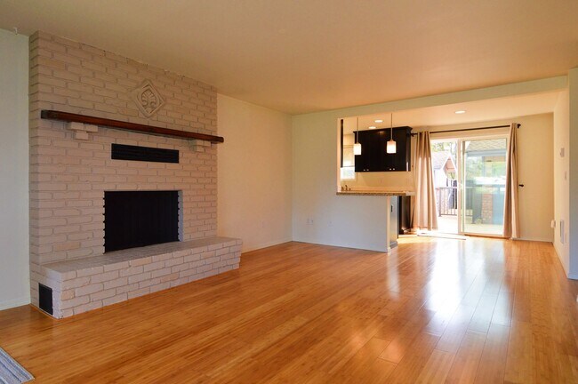 Building Photo - Beautifully updated 2 bedroom duplex in Fi...