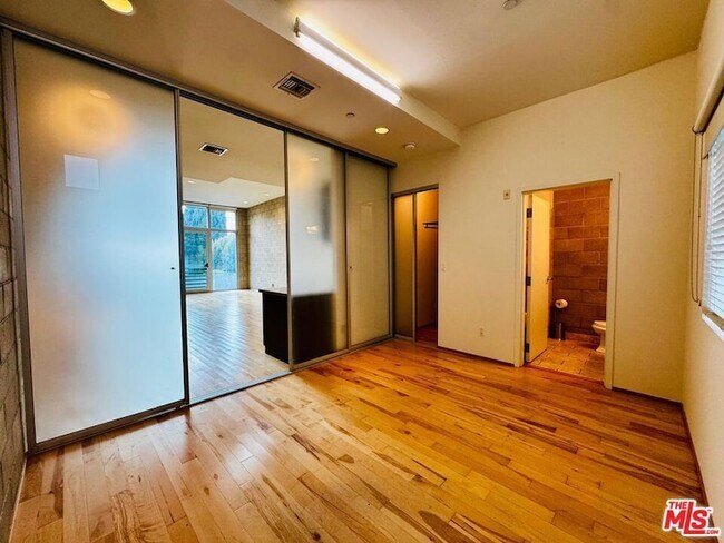 Building Photo - 717 Highland Ave