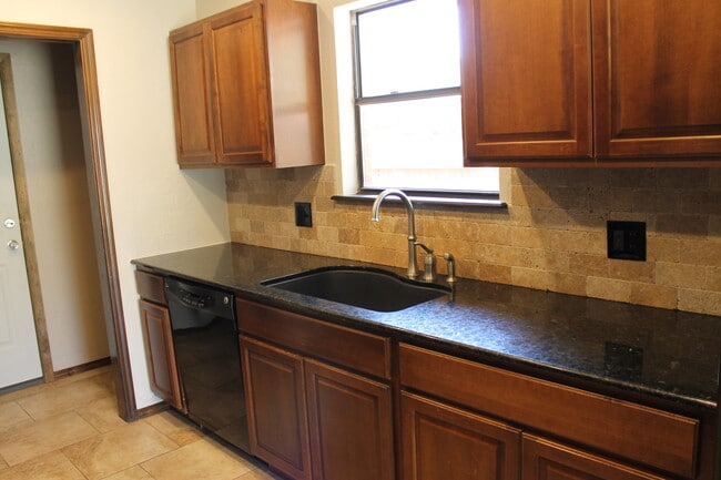 Building Photo - 2325 Apple Way