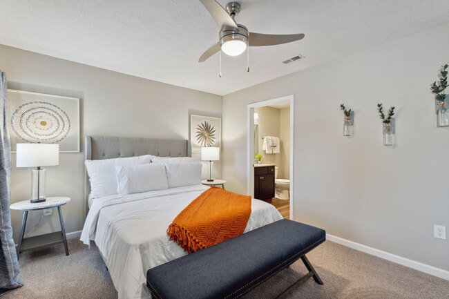 Large Main Bedroom with En-suite Bathroom & Closet - Redwood Sandusky