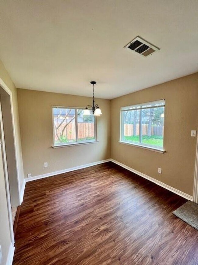 Foto del edificio - Beautiful remodel in Village at Anderson M...