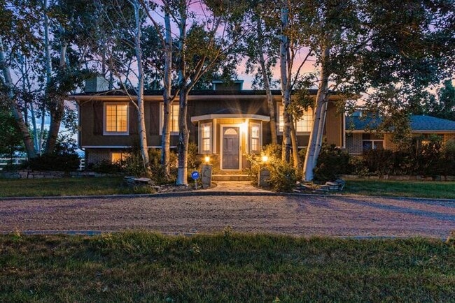 Building Photo - Spacious Bi-Level Home with Mountain & Lak...