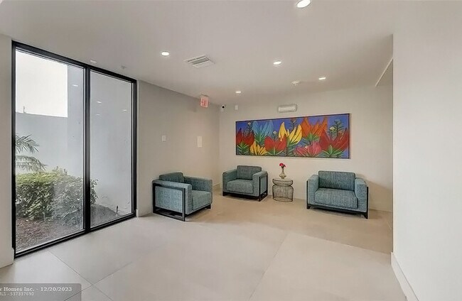 Foto del edificio - OUTSTANDING FURNISHED OR NON-FURNISHED TWO...