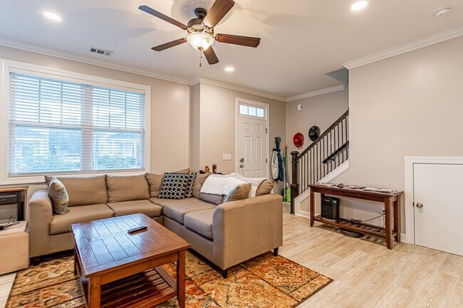 Foto del edificio - Downtown Living, Fenced Yard and LVT Floor...